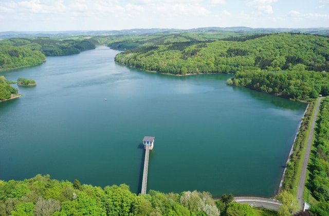 Wiehltalsperre aus der Vogelperspektive: Entnahmeturm im See.