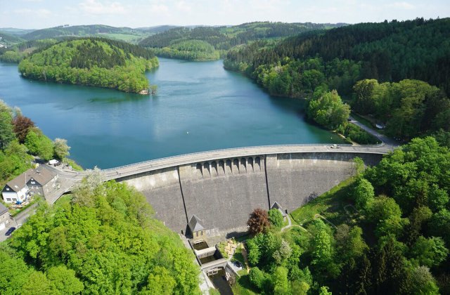 Luftaufnahme der Aggertalsperre, im Vordergrund die Staumauer