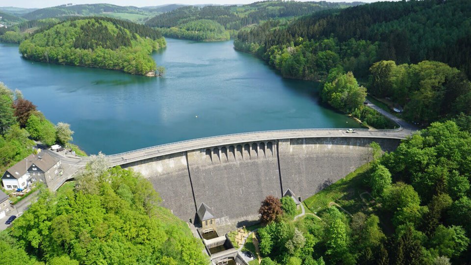 Luftaufnahme der Aggertalsperre, im Vordergrund die Staumauer